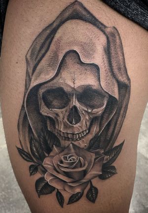 Probably one of my favorite things to tattoo skulls and roses.  Client decided to eventually add on to the outer parts to this just gonna figure out what first.  Thanks for looking 🤙🏽 #skulltattoo #sleevetattoo #legtattoo #stippletattoo #peaces #bng #blackandgrey #realism #guyswithtattoos #girlswithtattoos #inked #artist #arte #empireinks #dynamic #ttechneedles #hardliferotaries #blessed #oc #cypress #longbeach #skanvas