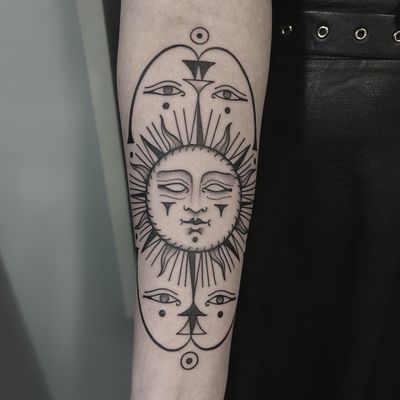 #totemica #buioOmega #tattooshop #tattoostudio #custom #tattooing #verona #italy #black #sun #balance #yinyang #tarot #tattoo #blackclaw #blacktattooart #tattoolifemagazine #tattoodo #blackworkers #blackwork